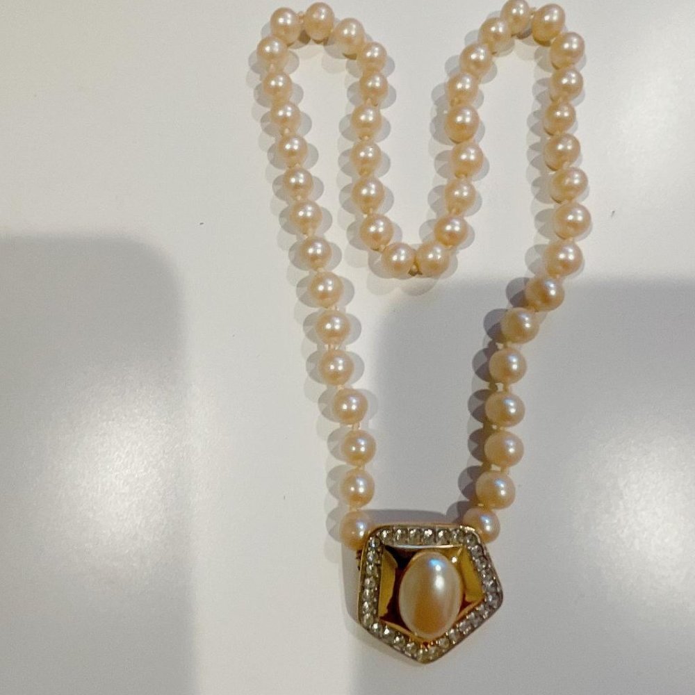 Pearl necklace or choker